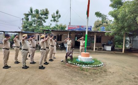 తెలంగాణ విమోచన సందర్భంగా పోలీస్  స్టేషన్ లో జెండా ఆవిష్కరణ చేసిన ఎస్సై వెంకట్ రెడ్డి