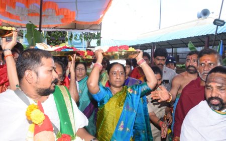 అమ్మవారికి పట్టు వస్త్రాలు సమర్పించిన మంత్రి సురేఖ