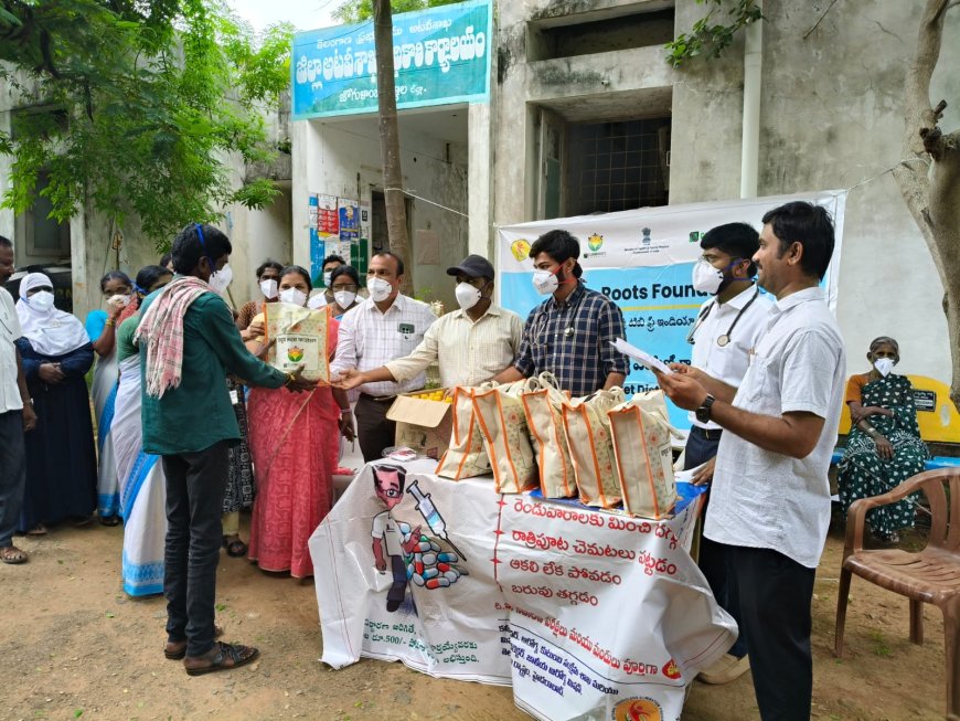 డి.ఎం.హెచ్.ఓ (DM&HO) డాక్టర్.ఎస్.కె.సిద్ధప్ప చేతుల మీదుగా న్యూట్రిషన్ కిట్లు పంపిణీ