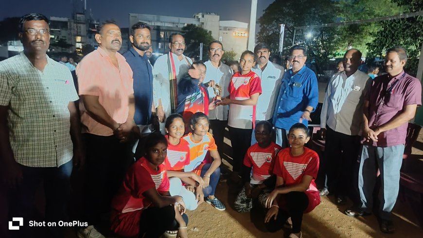 **కోదాడలో కబడ్డీ పోటీలలో గెలుపొందిన వారికి బహుమతులు*
