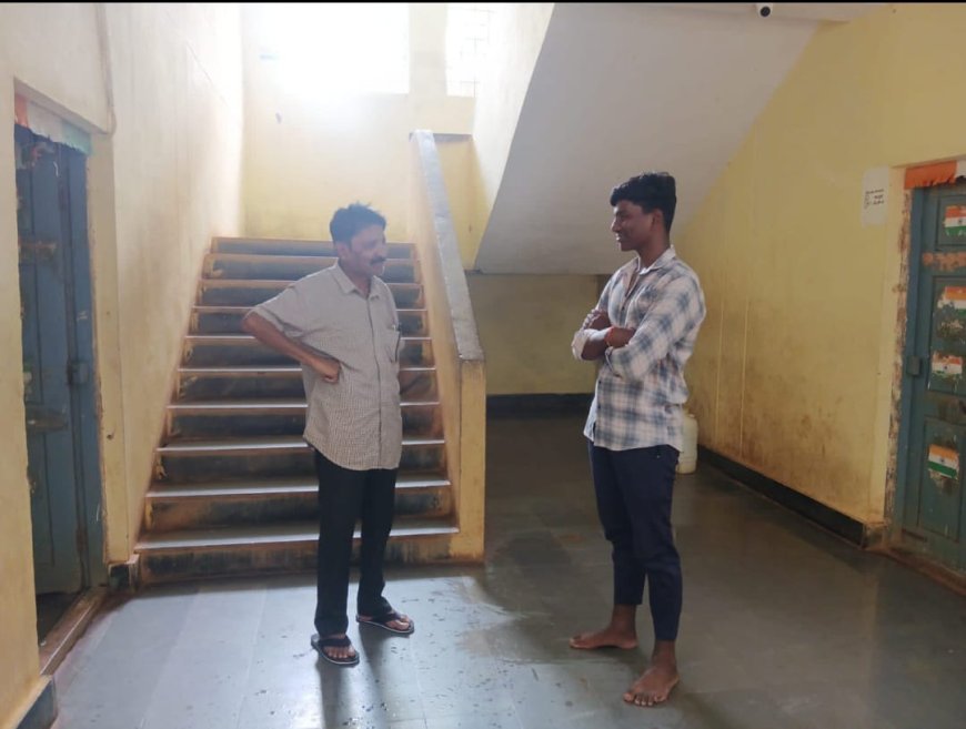 అక్షరాస్యతపై విద్యార్థులకు ఉన్న అవగాహన గురించి అడిగి తెలుసుకుంటున్న