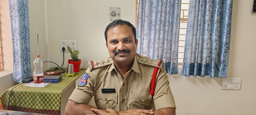 తల్లిదండ్రులకు చేతులు జోడించి  నమస్కరించి చేసుకుంటున్న విన్నపం ఏమనగా