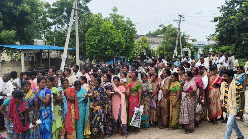 యూరియా కొరకు క్యూ లైన్ లో నిలబడిన మహిళలు