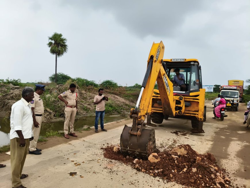 వాహనదారులకు ఇబ్బంది కలగా కూడదు.. ఎస్సై శ్రీనివాసరావు
