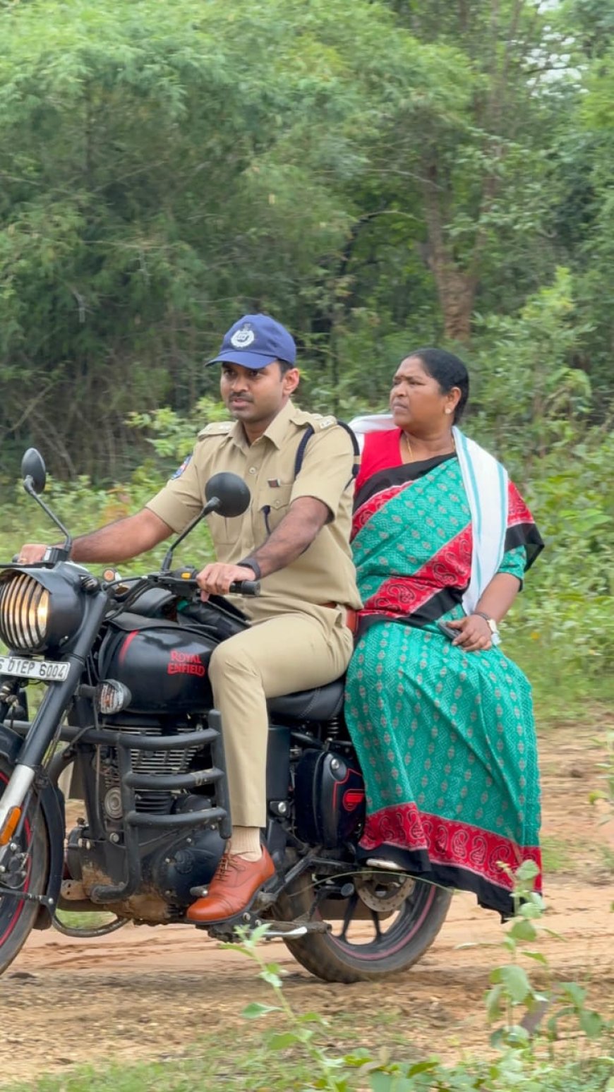 బైక్ పై ముందు ములుగు ఎస్పి శబరిష్.. వెనుక మంత్రి సీతక్క