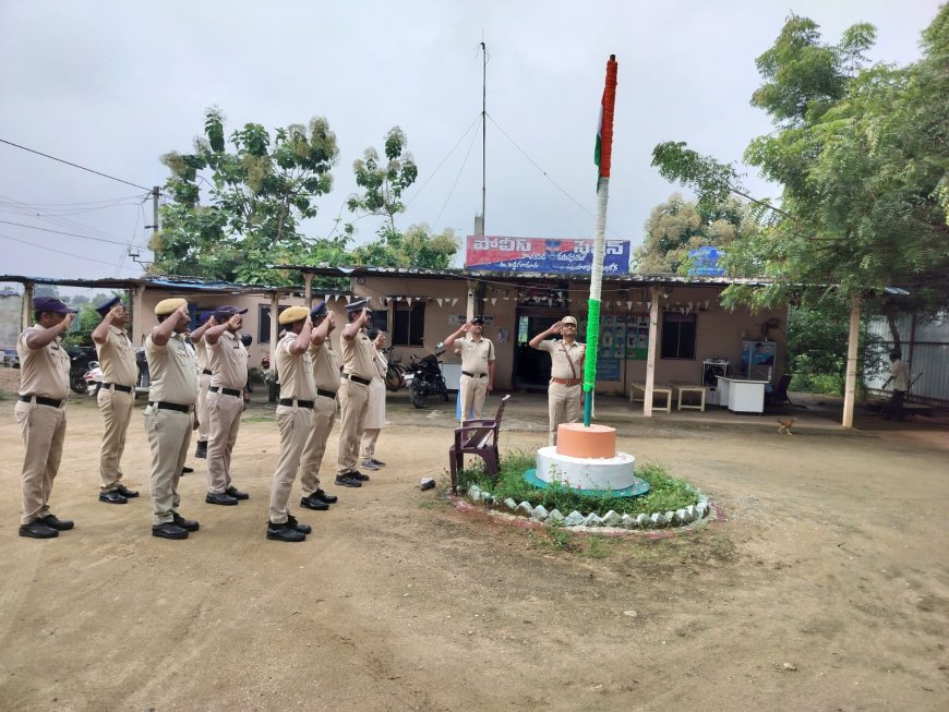 తెలంగాణ విమోచన సందర్భంగా పోలీస్ స్టేషన్ లో జెండా ఆవిష్కరణ చేసిన ఎస్సై వెంకట్ రెడ్డి