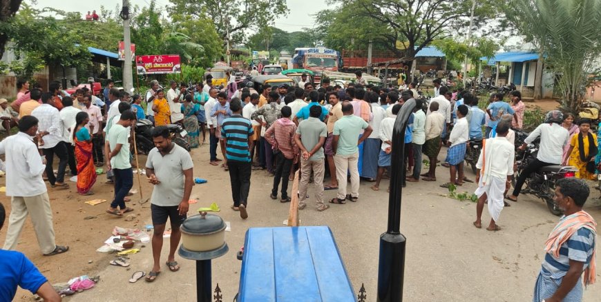 యూరియా వచ్చింది 444 బస్తాలుక్యూ లైన్ లో 4వేల మంది రైతులు