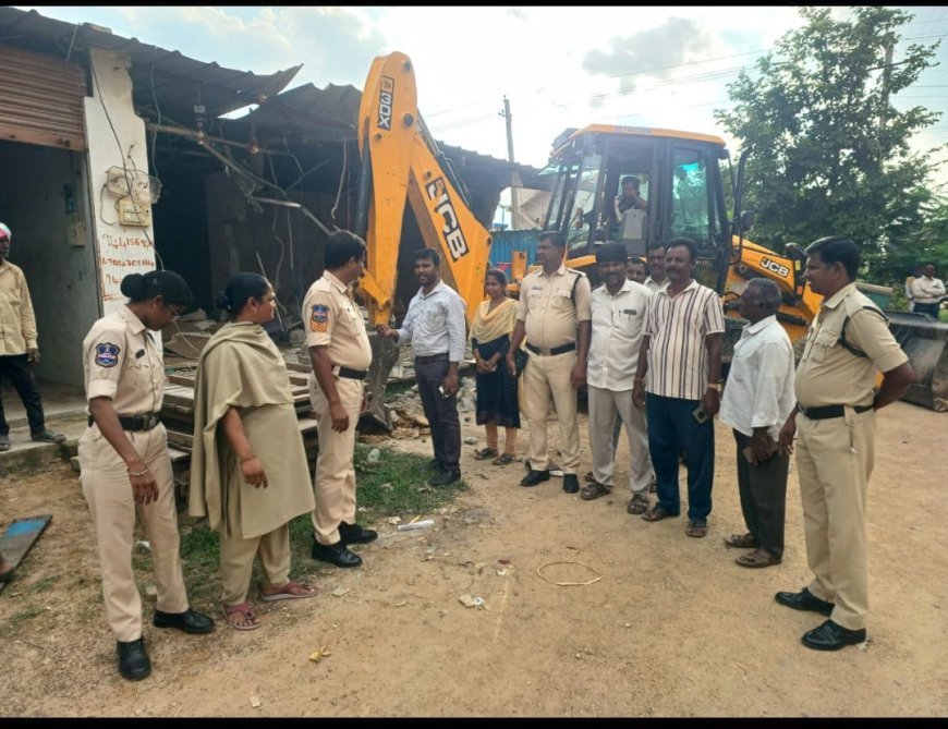 జూరాల కాల్వపై అక్రమ రేకుల షెడ్ల కూల్చివేత