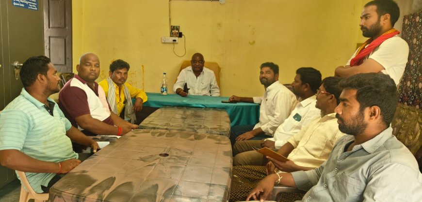 అధిక ధరలకు కొబ్బరికాయలు అమ్మడంపై ఆగ్రహం వ్యక్తం చేసిన గ్రామస్తులు