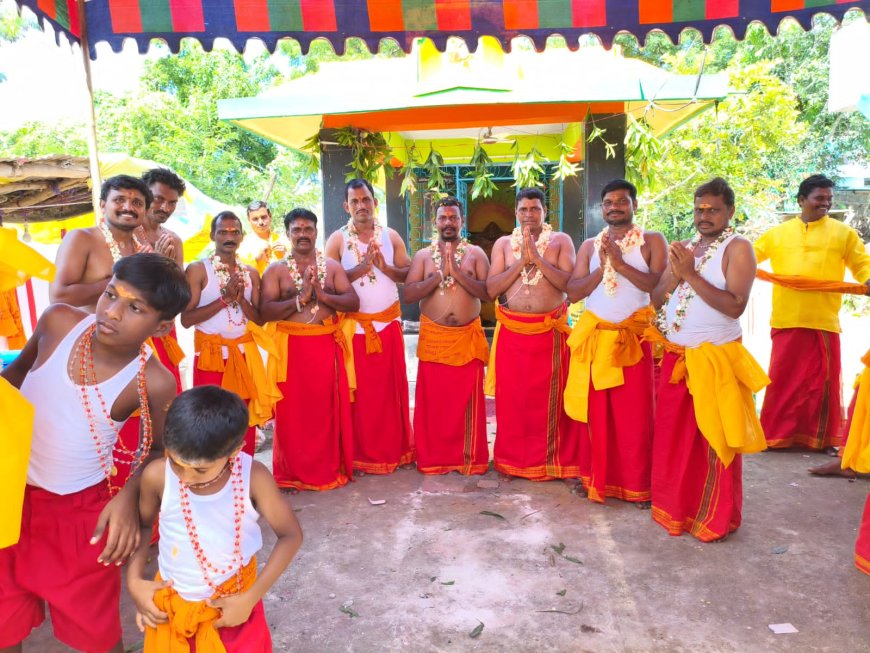 అమ్మభవాని మాల ధరించిన భక్తులు