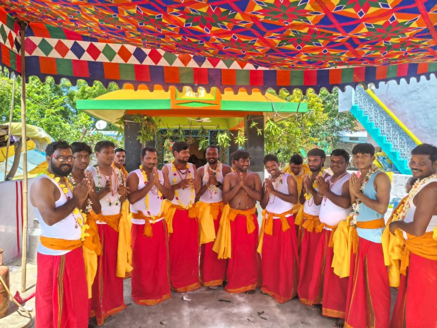 అమ్మభవాని మాల ధరించిన భక్తులు