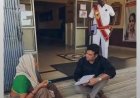 అవ్వతో పాటు కింద కూర్చున్న కలెక్టర్ మహమ్మద్ అబ్దుల్ అజీo భూపాలపల్లి