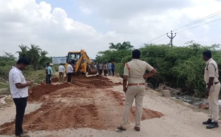 అయిజ పట్టణంలో గుంత పూడ్చిన R&B రోడ్డు & పోలీస్ శాఖ అధికారులు