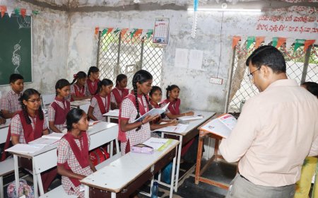 ఉపాధ్యాయుడుగా మారిన జిల్లా కలెక్టర్