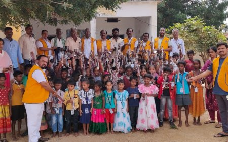 లయన్స్ క్లబ్ ఆధ్వర్యంలో విద్యార్థులకు టై ..బెల్టు అందజేత