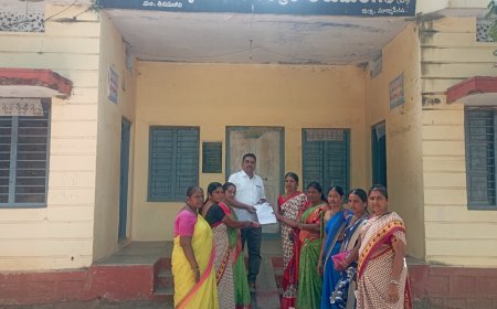 మండల విద్యాధికారికి వినతిపత్రం అందజేసిన అంగన్వాడీ టీచర్స్