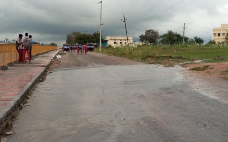 రోడ్లపైకి వరద నీరు ....విద్యార్థుల ఇబ్బందులు