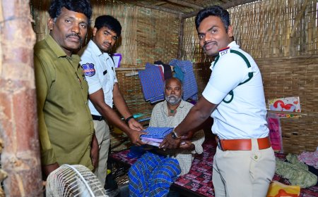 మానవత్వం చాటుకున్న ట్రాఫిక్ ఎస్ఐ బాలచంద్రుడు