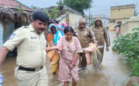 రేపాక గ్రామంలో సహాయ చర్యలు అందిస్తున్న పోలీస్ సిబ్బంది