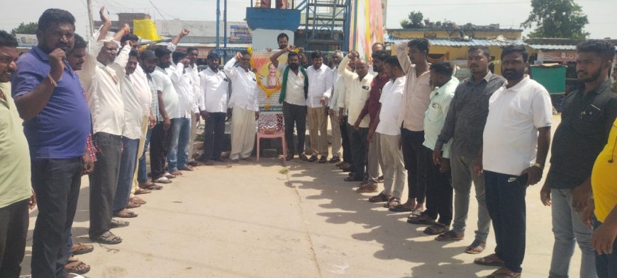 రాoరెడ్డి దామోదర్ రెడ్డి మృతికి సంతాపం తెలియజేసిన మండల నాయకులు
