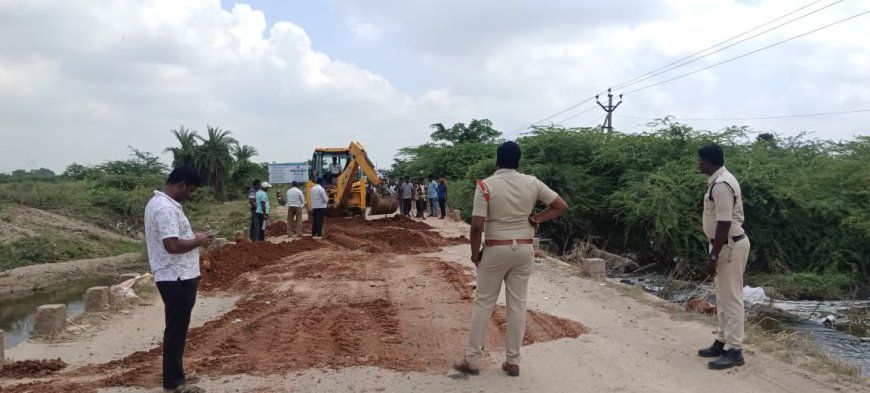 అయిజ పట్టణంలో గుంత పూడ్చిన R&B రోడ్డు & పోలీస్ శాఖ అధికారులు
