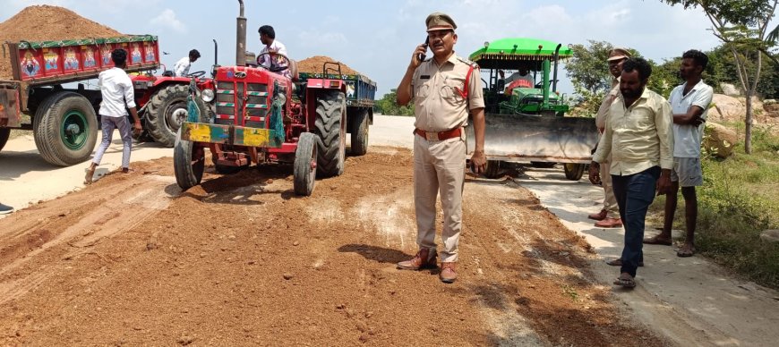 రోడ్డు వల్ల ప్రజల ఇబ్బందులు  స్పందించిన పోలీసులు