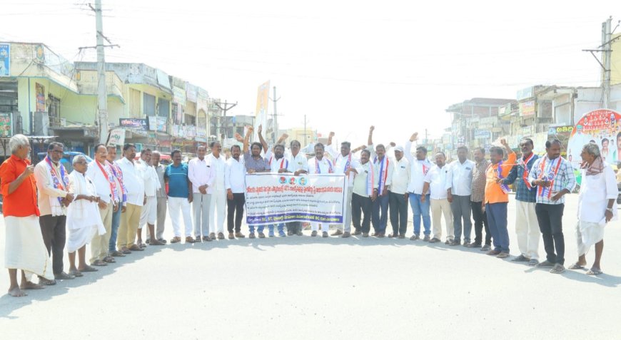 తిరుమలగిరిలో నిరసన వ్యక్తం చేసిన బీసీ సంఘం నాయకులు