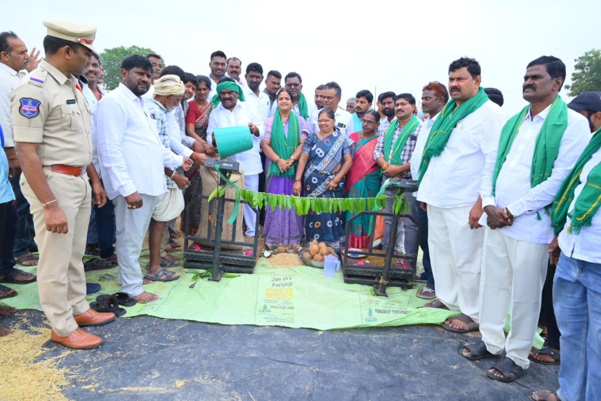 అడ్డగూడూరులో ఐకెపి సెంటర్ ను  ప్రారంభించిన ఎమ్మెల్యే మందుల సామేల్