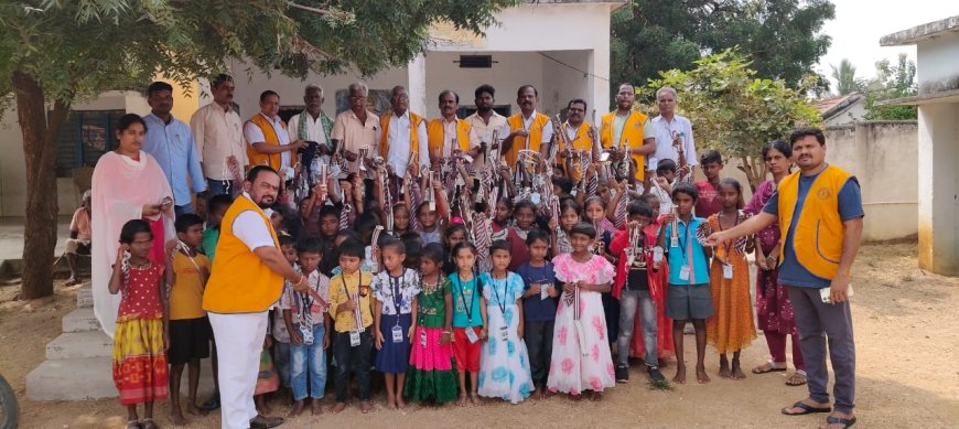 లయన్స్ క్లబ్ ఆధ్వర్యంలో విద్యార్థులకు టై ..బెల్టు అందజేత