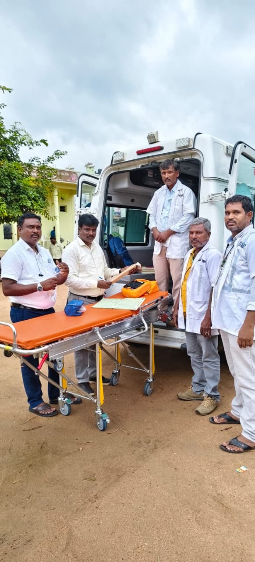 108 102 అంబులెన్స్ ను తనిఖీ చేసిన నేషనల్ క్వాలిటీ ఆడిటర్ జి వెంకటేశ్వర్లు