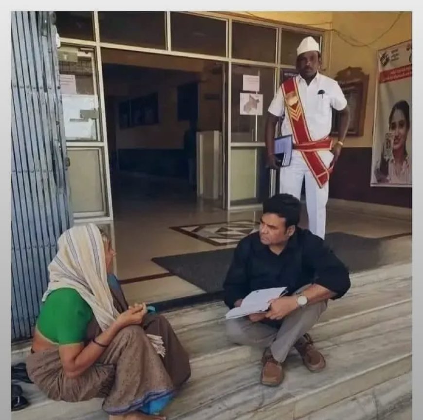 అవ్వతో పాటు కింద కూర్చున్న కలెక్టర్ మహమ్మద్ అబ్దుల్ అజీo భూపాలపల్లి