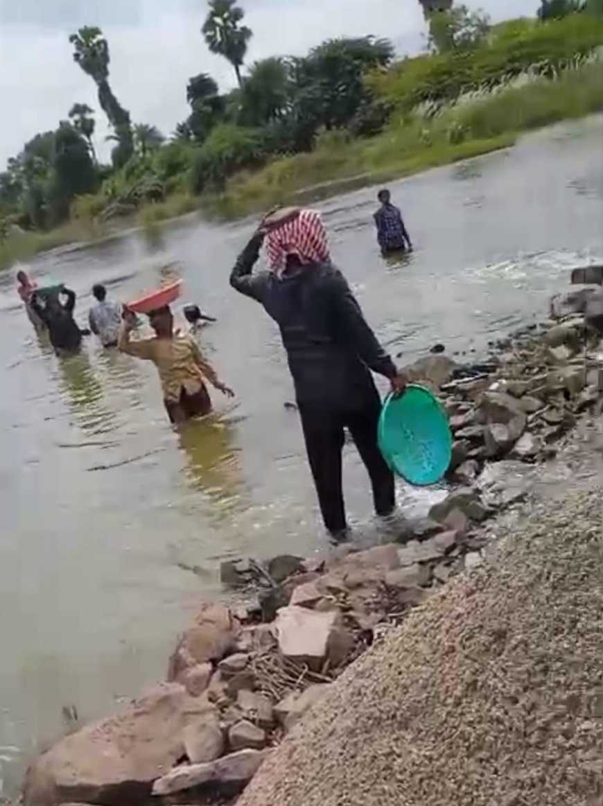 ఇందిరమ్మ ఇళ్ల పేరుతో జోరుగా ఇసుక దందా