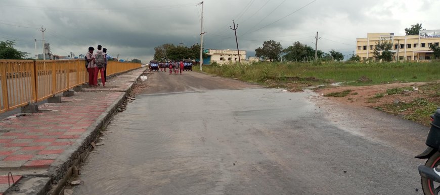 రోడ్లపైకి వరద నీరు ....విద్యార్థుల ఇబ్బందులు