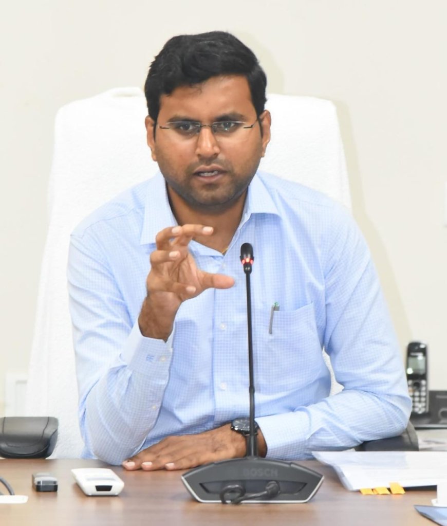 తుపాను ప్రభావంతో రైతులు నష్టపోకుండా చూడాలి. . జిల్లా కలెక్టర్ బి.యం. సంతోష్