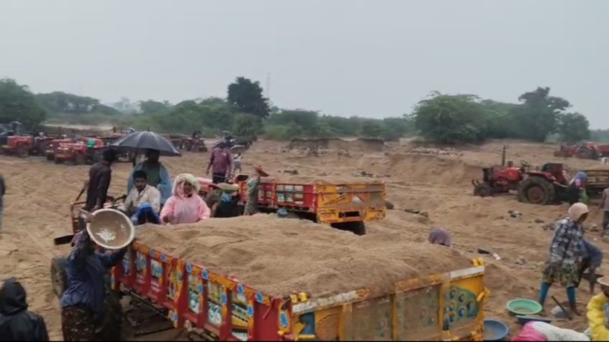 భారీ వర్షంలో  ఇసుక రవాణా