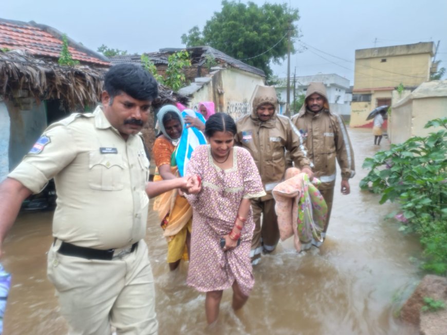 రేపాక గ్రామంలో సహాయ చర్యలు అందిస్తున్న పోలీస్ సిబ్బంది