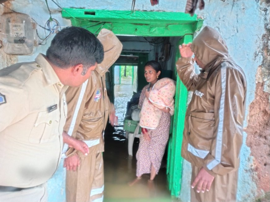 రేపాక గ్రామంలో సహాయ చర్యలు అందిస్తున్న పోలీస్ సిబ్బంది