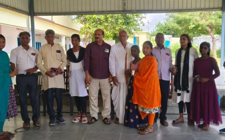 విద్యార్థులకు బహుమతులు అందజేత