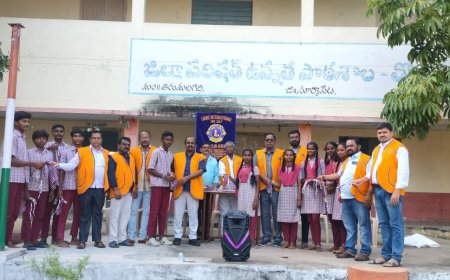 లైన్స్ క్లబ్ ఆధ్వర్యంలో విద్యార్థులకు టై బెల్టు ఐడి  కార్డుల పంపిణీ