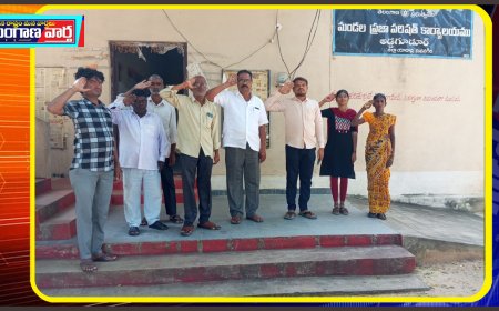 అడ్డగూడూరు ఎంపీడీవో కార్యాలయంలో జాతీయ గీతాన్ని సిబ్బందితో ఆలపించిన ఎంపీడీవో శంకరయ్య