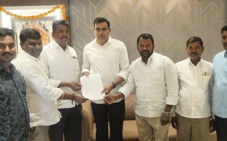 రోడ్ల మరమతి కోసం ఎంపీకి వినతి పత్రం అందజేసిన కాంగ్రెస్ పార్టీ నాయకులు 