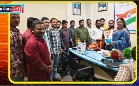 ఐ ఎన్ టి యు సి ఆధ్వర్యంలో  డి ఎమ్ హెచ్ ఓ కు సన్మానం