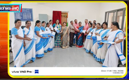 ఆశా కార్యకర్తలకు, ఆశ యూనిఫామ్ చీరలు పంపిణీ చేసిన జిల్లా వైద్య ఆరోగ్యశాఖ  వైద్యాధికారి :-డాక్టర్ జె సంధ్య కిరణ్మయి