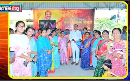 అంగవాడి టీచర్స్  యూనిఫామ్ చీరలను మరియు పిల్లలు బట్టలు లను పంపిణీ చేసి ఎమ్మెల్యే