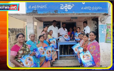 వెల్దేవి గ్రామంలో ఇందిరమ్మ చీరల పంపిణీ