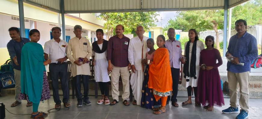 విద్యార్థులకు బహుమతులు అందజేత