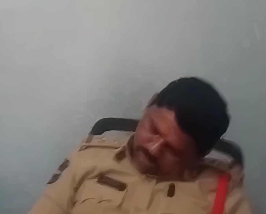 నిద్రపోతున్న ఎస్ఐ