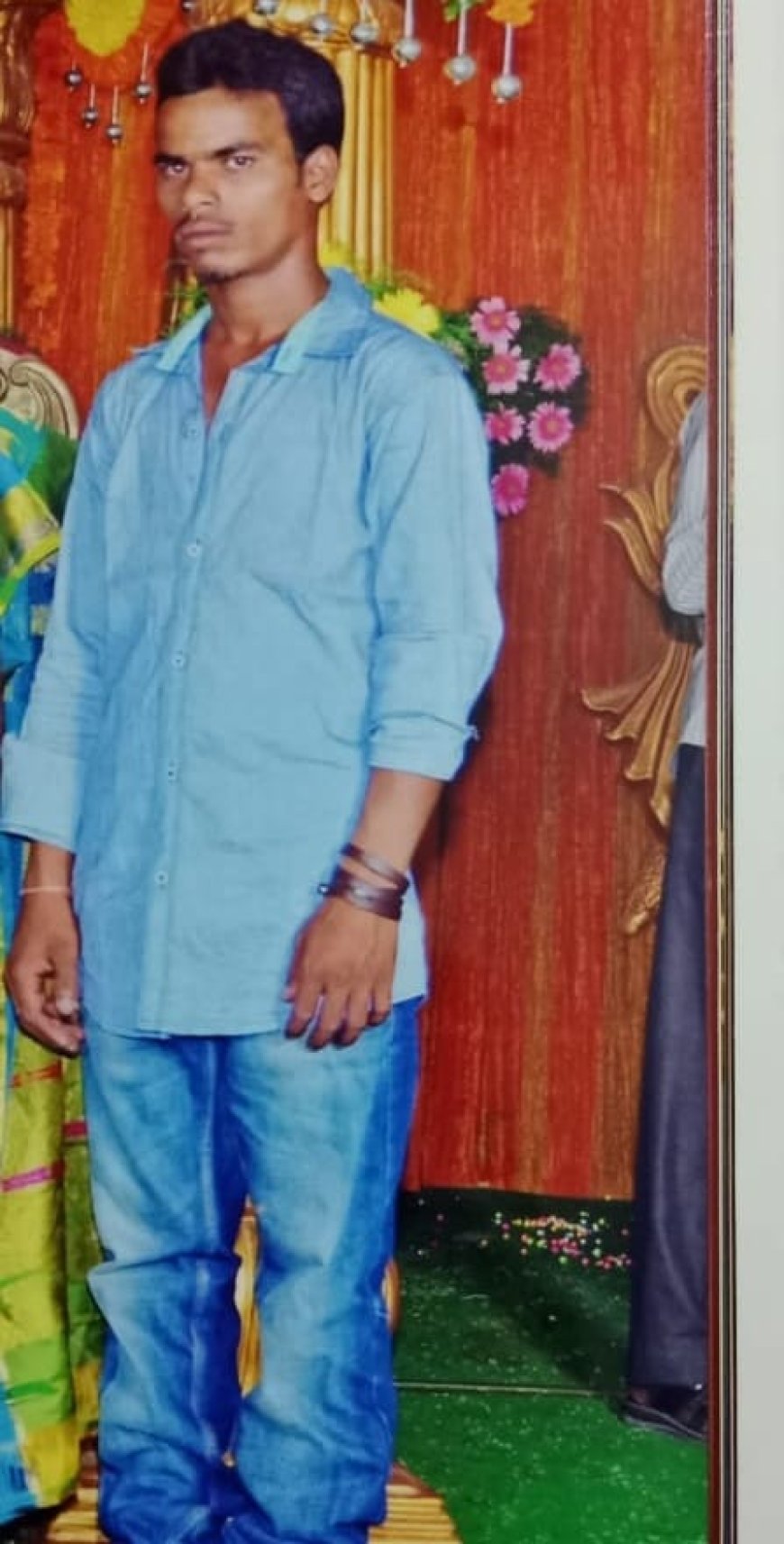 పోలీస్ స్టేషన్ ముందు పెట్రోల్ పోసుకుని వ్యక్తి ఆత్మహత్య