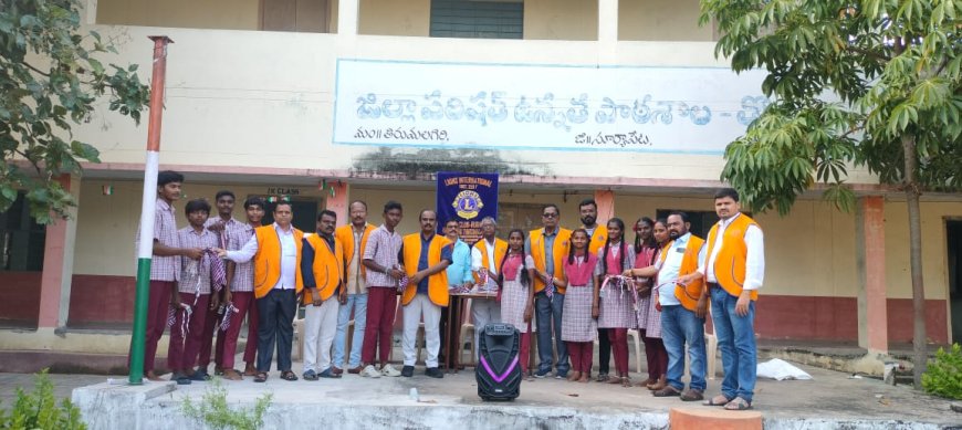 లైన్స్ క్లబ్ ఆధ్వర్యంలో విద్యార్థులకు టై బెల్టు ఐడి  కార్డుల పంపిణీ