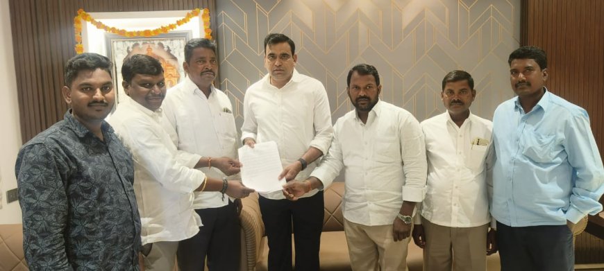 రోడ్ల మరమతి కోసం ఎంపీకి వినతి పత్రం అందజేసిన కాంగ్రెస్ పార్టీ నాయకులు 